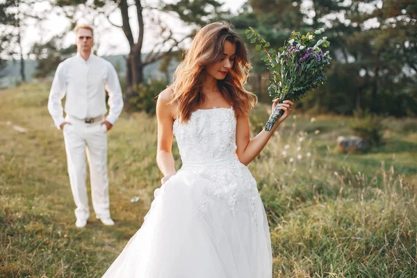 Schönes Hochzeitspaar in einem Sommerfeld — Stockfoto