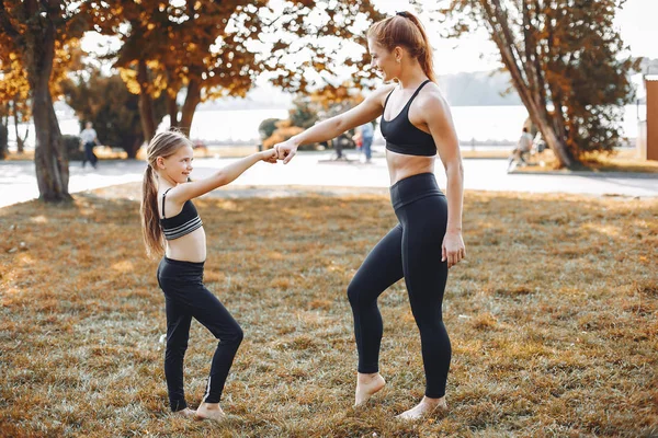 Famiglia sportiva in un parco estivo — Foto Stock