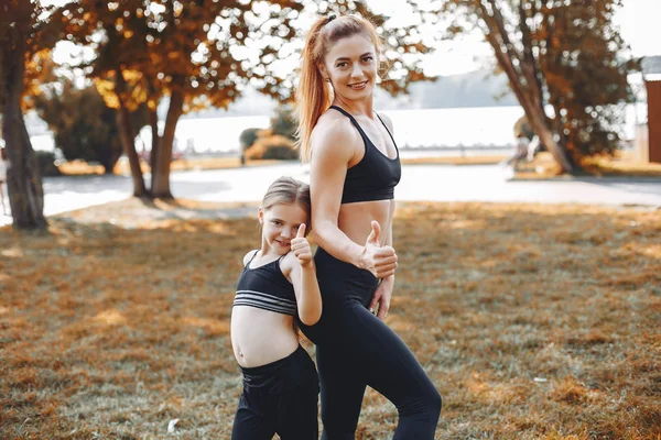 Bir yaz parkta spor aile