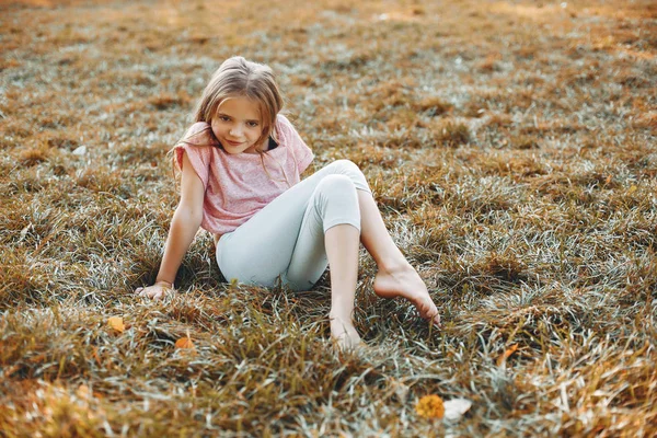 Ένα μικρό αθλητικό κορίτσι σε ένα καλοκαιρινό πάρκο — Φωτογραφία Αρχείου