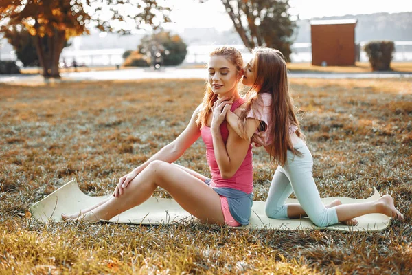 Sport familjen i en park i sommar — Stockfoto