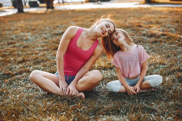 Sport familjen i en park i sommar — Stockfoto