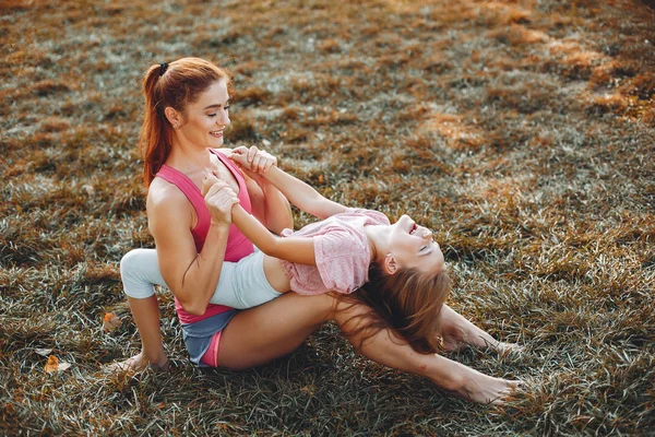 Família de esportes em um parque de verão — Fotografia de Stock