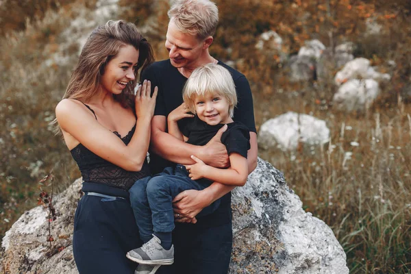 Familia con estilo en un parque — Foto de Stock