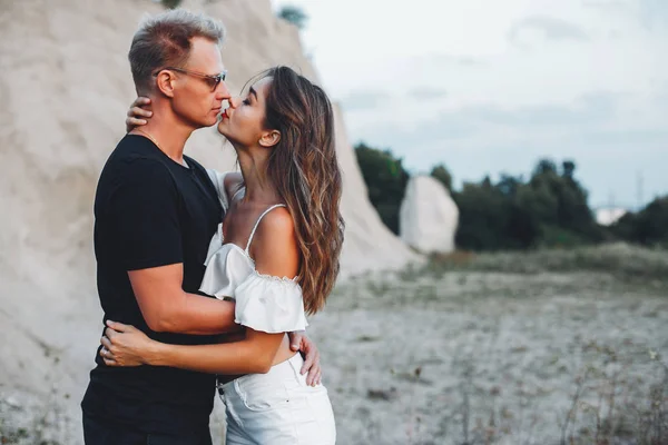 Couple dans une carrière — Photo