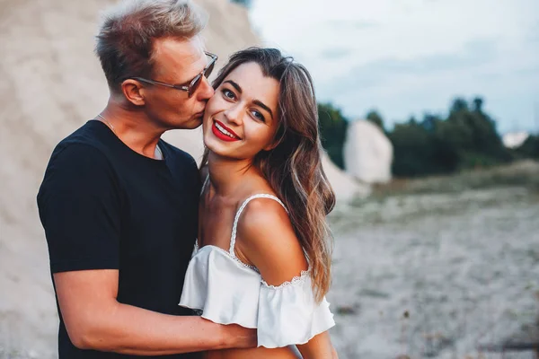 Couple dans une carrière — Photo