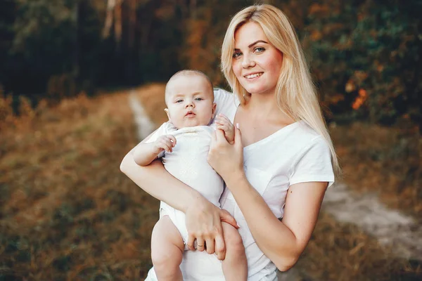 Mãe com filho brincando em um parque de verão — Fotografia de Stock