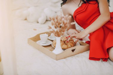 Kırmızılı Kadın