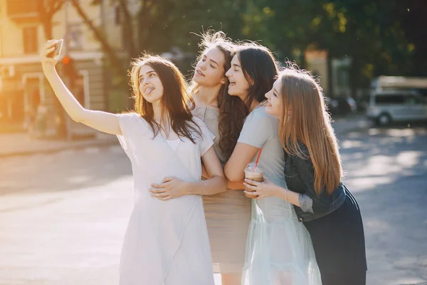Quattro belle ragazze — Foto Stock