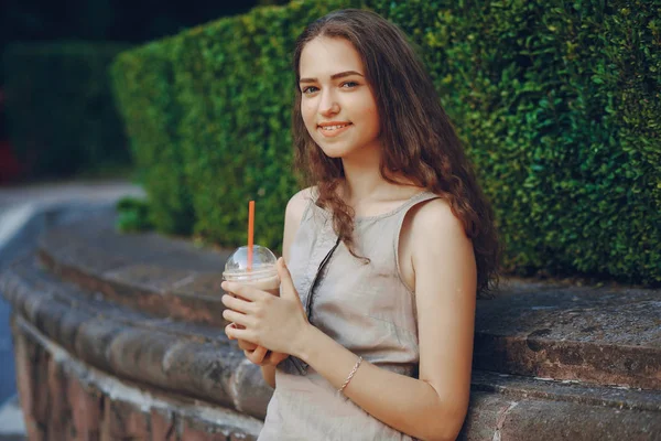 Gadis dengan kopi — Stok Foto