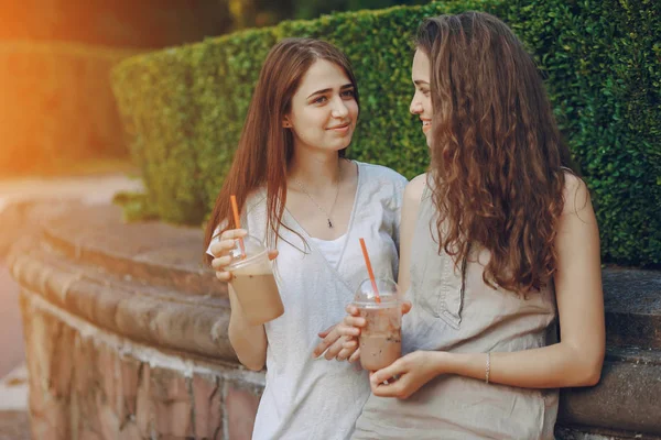 Ragazze con caffè — Foto Stock