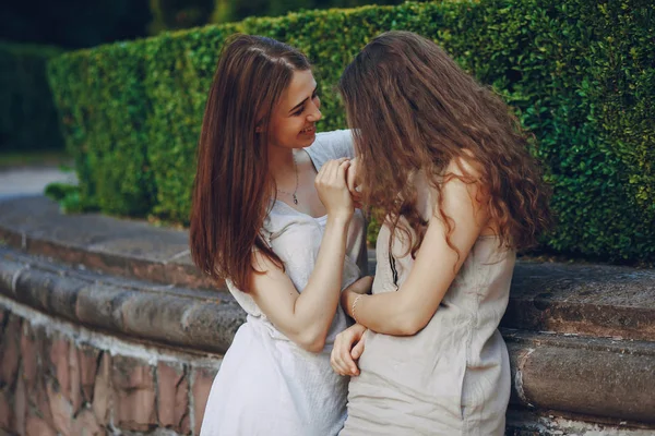 Girls in the city — Stock Photo, Image