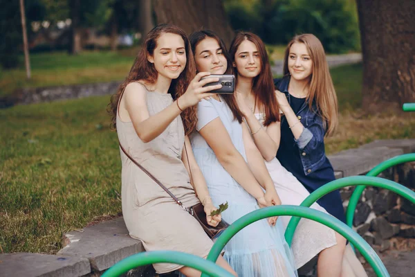 Quattro belle ragazze — Foto Stock