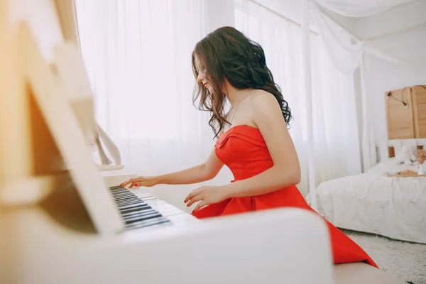 Lady with piano — Stock Photo, Image