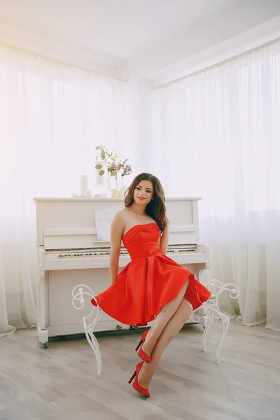 Senhora com piano — Fotografia de Stock
