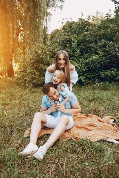 Familia en un parque —  Fotos de Stock