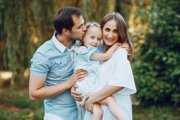 Familia en un parque — Foto de Stock