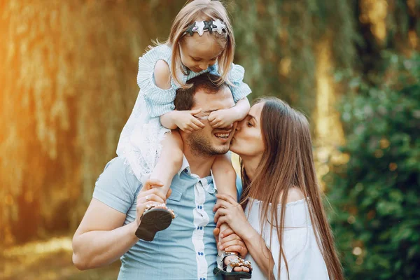 Famille sur un parc — Photo