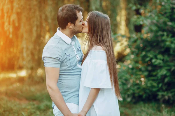 Casal em um parque — Fotografia de Stock