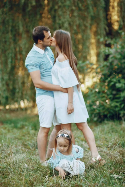 Famiglia su un parco — Foto Stock