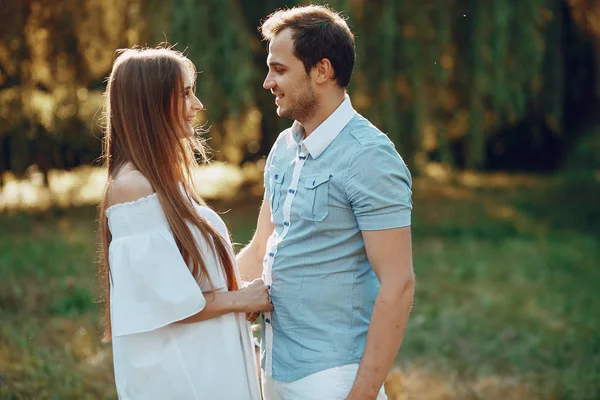 Casal em um parque — Fotografia de Stock