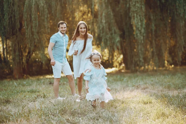 Família em um parque — Fotografia de Stock