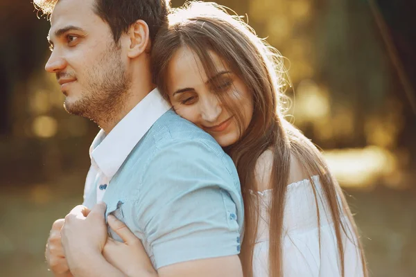 Casal em um parque — Fotografia de Stock