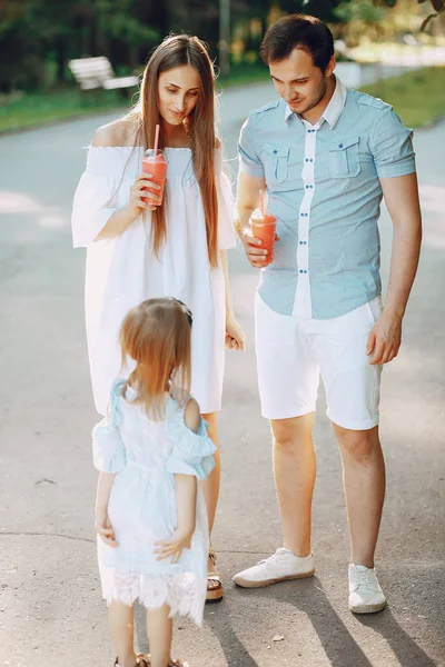 Famille sur un parc — Photo