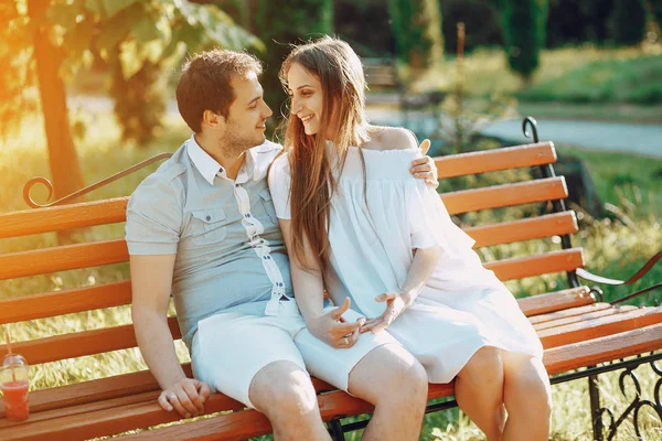 Pareja en un parque —  Fotos de Stock