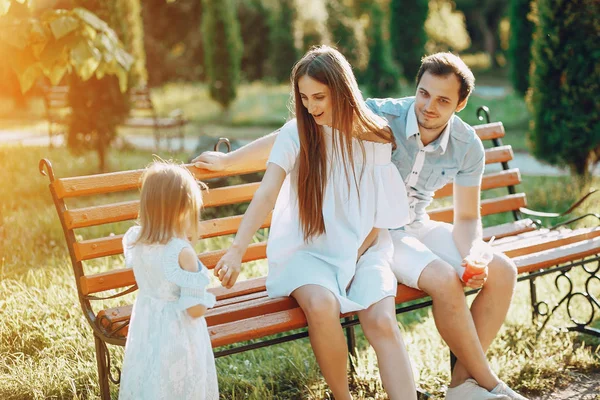 Famille sur un parc — Photo