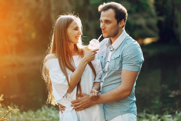 Couple dans un parc — Photo