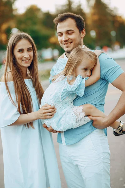 Familia en un parque — Foto de Stock