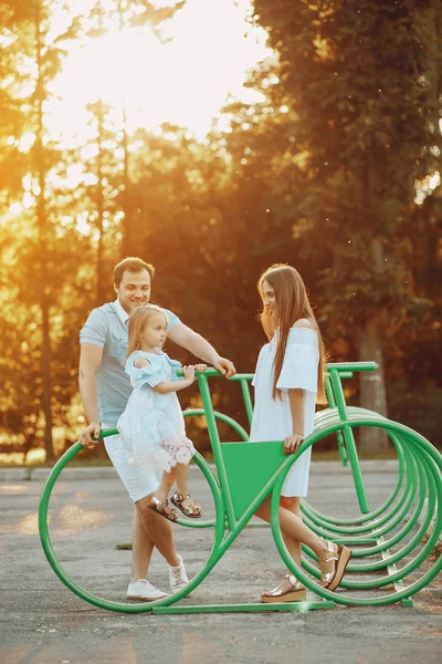 Família em um parque — Fotografia de Stock