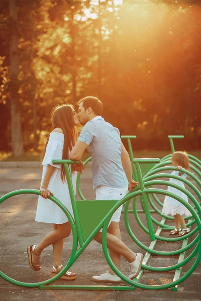 Paar in einem Park — Stockfoto