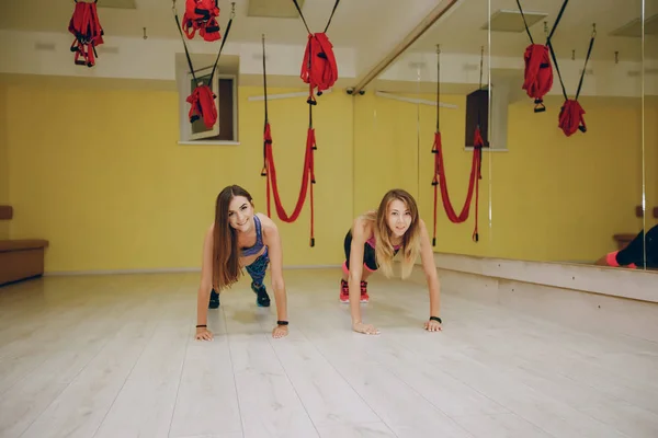 Chicas en el gimnasio —  Fotos de Stock