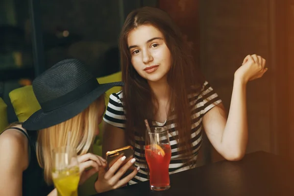 Дівчата з коктейль — стокове фото