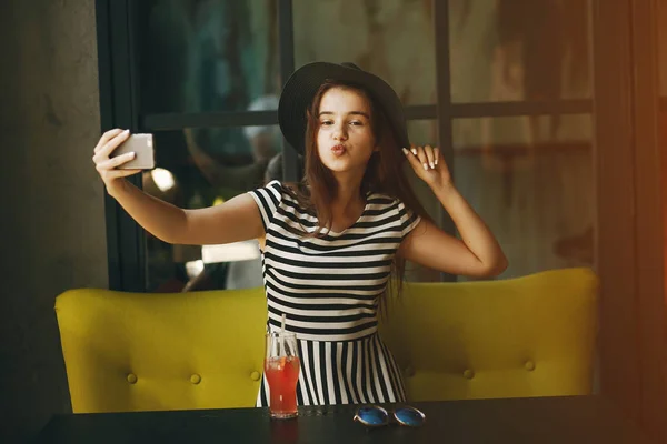 Girl with cocktail — Stock Photo, Image