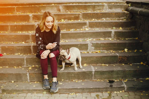 Ragazza con carlino — Foto Stock