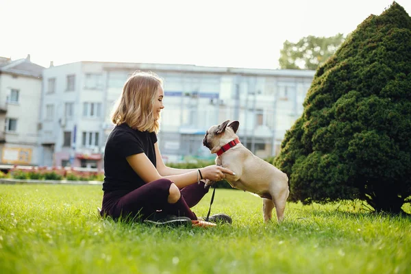 Menina com pug — Fotografia de Stock