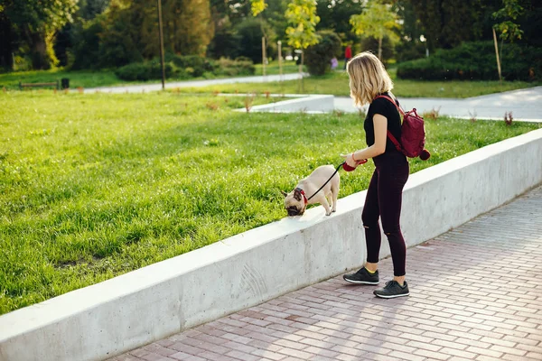 Mädchen mit Mops — Stockfoto