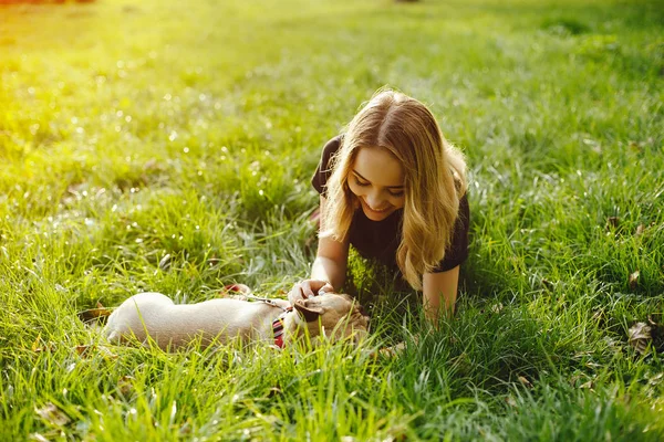 Mädchen mit Mops — Stockfoto