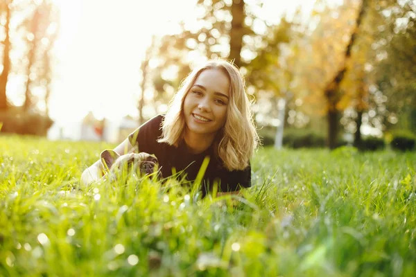 Ragazza con carlino — Foto Stock