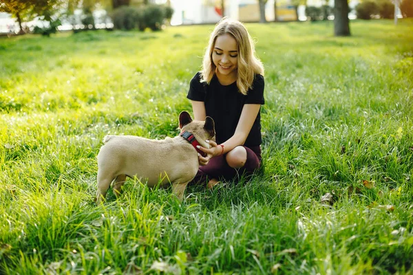 Menina com pug — Fotografia de Stock