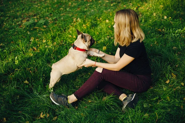 Flicka med mops — Stockfoto