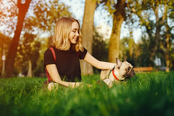 Flicka med mops — Stockfoto