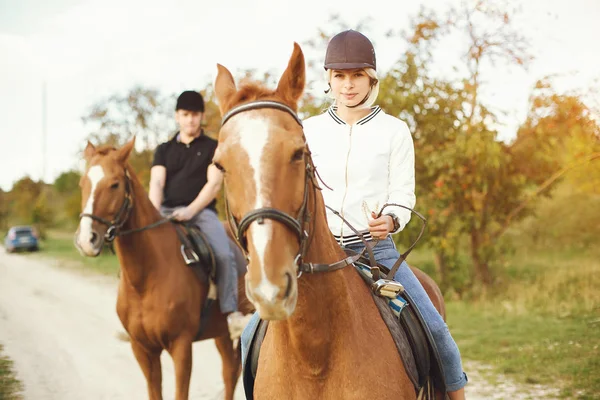 Pareja con caballos — Foto de Stock