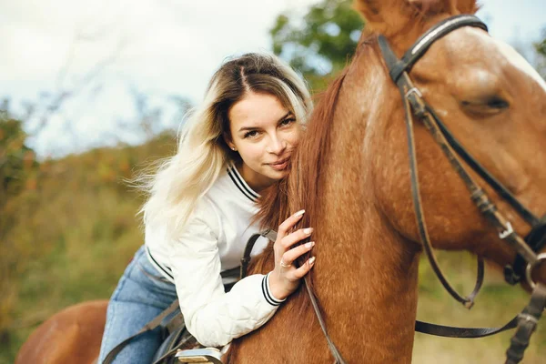Femme avec des chevaux — Photo