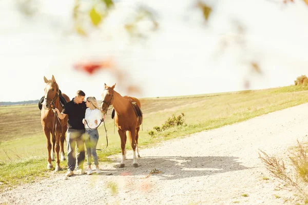 Pareja con caballos — Foto de Stock