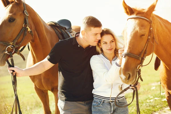 Pareja con caballos — Foto de Stock