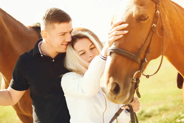 Pareja con caballos — Foto de Stock